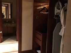 行政套房衣帽间-长白山万达喜来登度假酒店