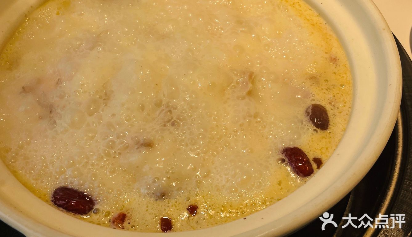 「经典猪肚鸡（中份）」「广顺兴煲仔饭」「毛根甘蔗水」「料碟」「至尊虾饺皇」「广式鸡蛋肠粉」「石磨老豆腐」「蔬菜大拼」「菌菇拼盘」「鲜虾烧卖」「豉汁蒸排骨」「紫金酱牛肚」「潮汕牛肉丸」「大口吃饭的小朋友」「顺兴叉烧（中份）」「广式鸡蛋肠粉」