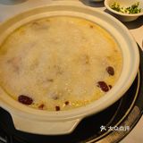「经典猪肚鸡（中份）」「广顺兴煲仔饭」「毛根甘蔗水」「料碟」「至尊虾饺皇」「广式鸡蛋肠粉」「石磨老豆腐」「蔬菜大拼」「菌菇拼盘」「鲜虾烧卖」「豉汁蒸排骨」「紫金酱牛肚」「潮汕牛肉丸」「大口吃饭的小朋友」「顺兴叉烧（中份）」「广式鸡蛋肠粉」