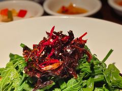 炝油黑皮鸡枞拌麦瓜尖-云腾食府·云南菜