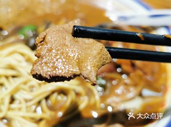面本身也不错，色泽微黄，口感筋道