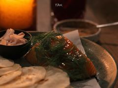 烟熏三文鱼配烤饺子皮和芥末籽酱-BOR Eatery(安福路店)
