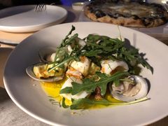 温热海鲜沙拉配牛油果-Mercato莫卡多露台餐厅与酒吧(K11店)