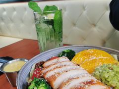 秘制鸡肉芒果牛油果沙拉-魏斯理汉堡(西安西咸吾悦广场店)