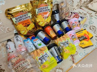 在家宅着 买了一堆零食  好馋也买了很多喝的