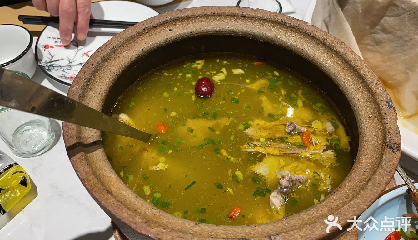 四方山脚下，源煨鸡汤馆