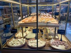 面包甜点陈列柜-啊噗吐呦现场烘焙(麦凯乐店)