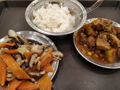 胡萝卜炒蘑菇-华中科技大学东三学生食堂