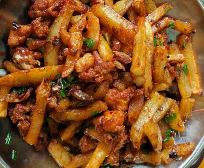 重庆大学学生一食堂-"今天第一次吃学校的扶贫产品绿春红米线,要.