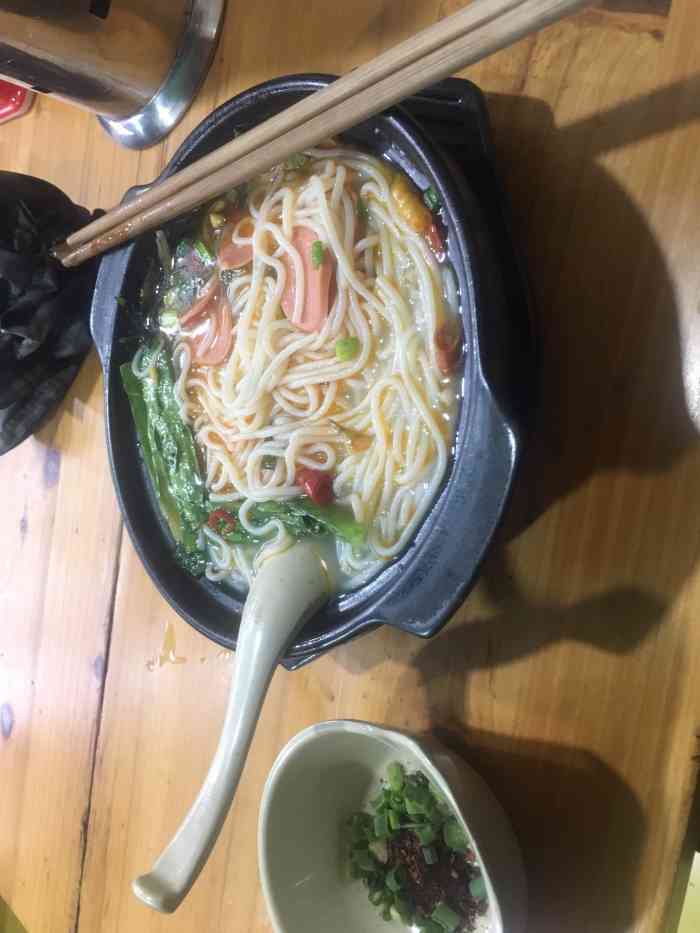 长寿砂锅米线-"刚开年,好多店都没开.这家米线感觉还可以.