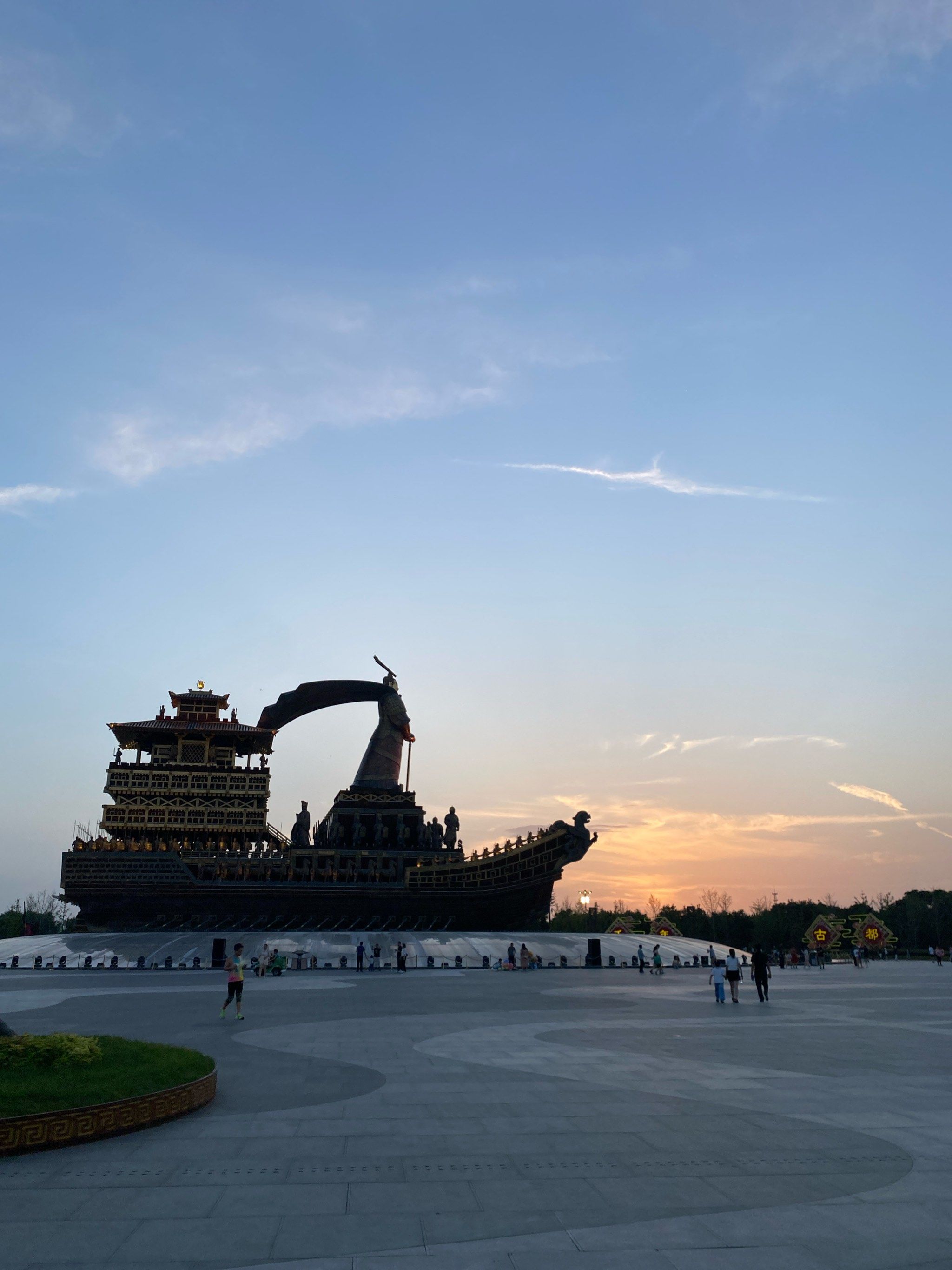 景区夜场 #网红景点打卡 #带你看夜景 #周末游玩地标性建筑 
昆明湖