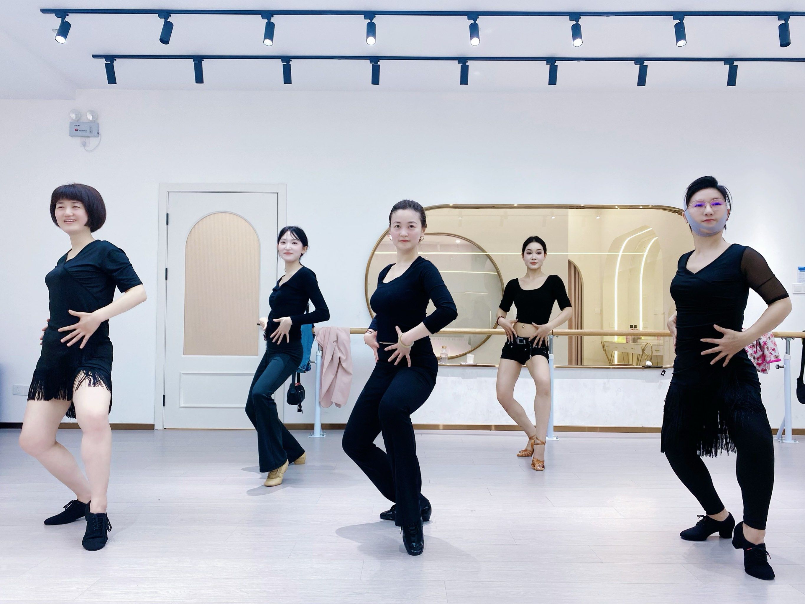 学拉丁舞的女孩气质拿捏