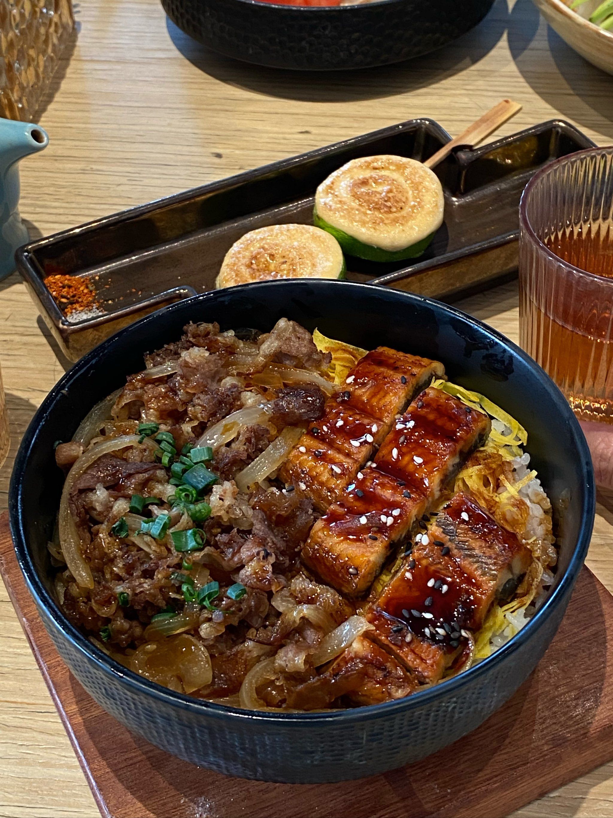 的温馨感~

一个人来吃,一碗鳗鱼和牛盖饭,一份炙烧三文鱼温泉蛋