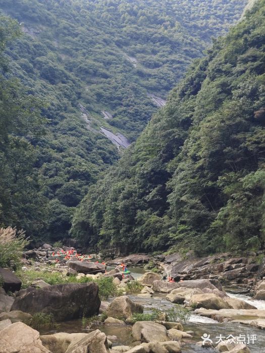 雅鲁激流探险漂流图片