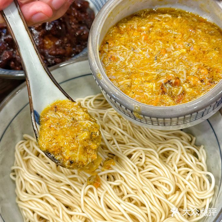 在杭州，西湖边的蟹饭蟹面，好吃到跺脚
