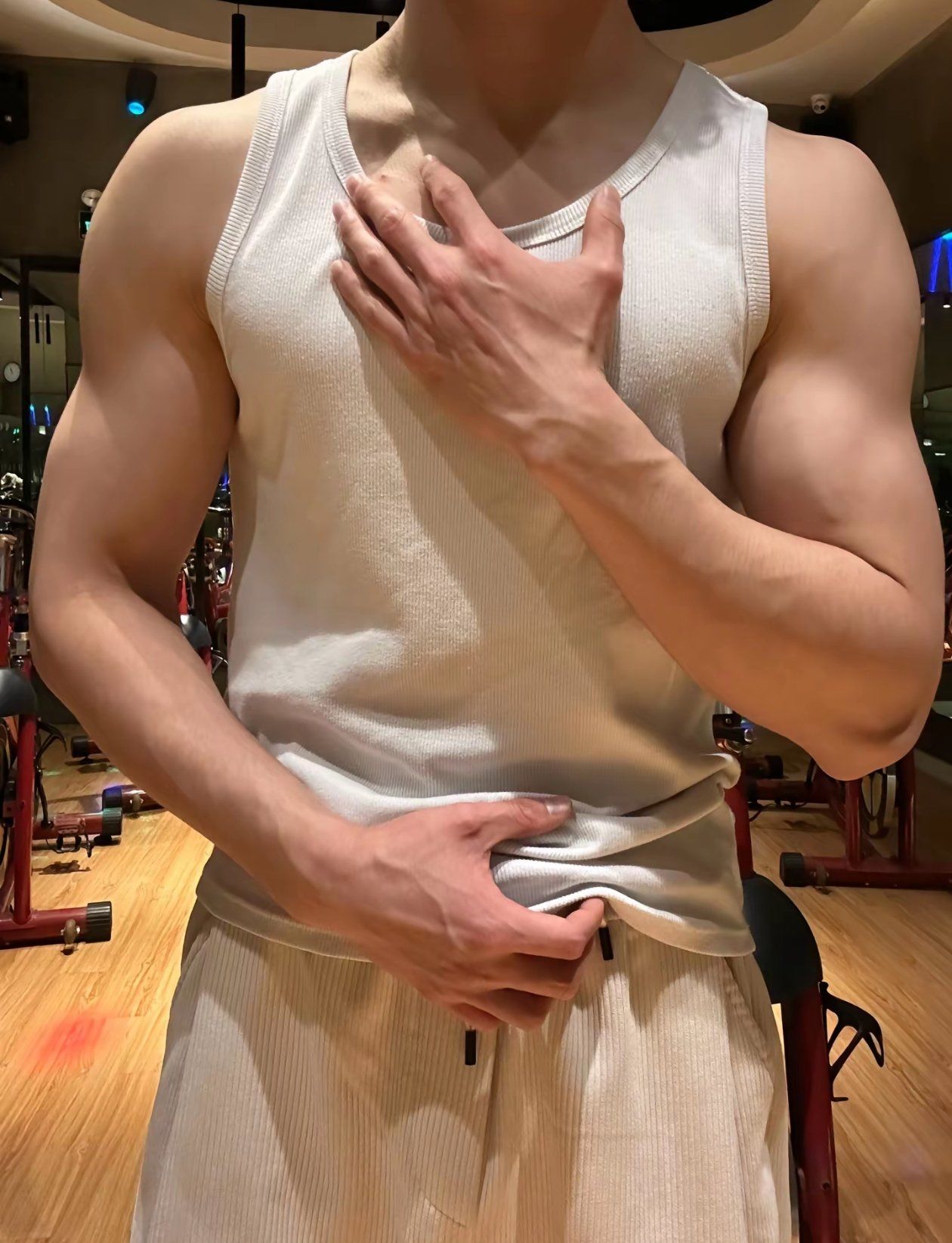 小肌肉男孩秀肌肉