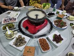 -墨脱石锅椰子鸡•香草鸭•东山羊(大东海店)