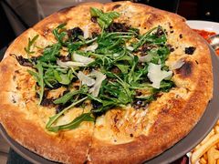 香烤菌菇比萨配芝麻叶-WOLFGANG PUCK KITCHEN & BAR(迪士尼小镇店)