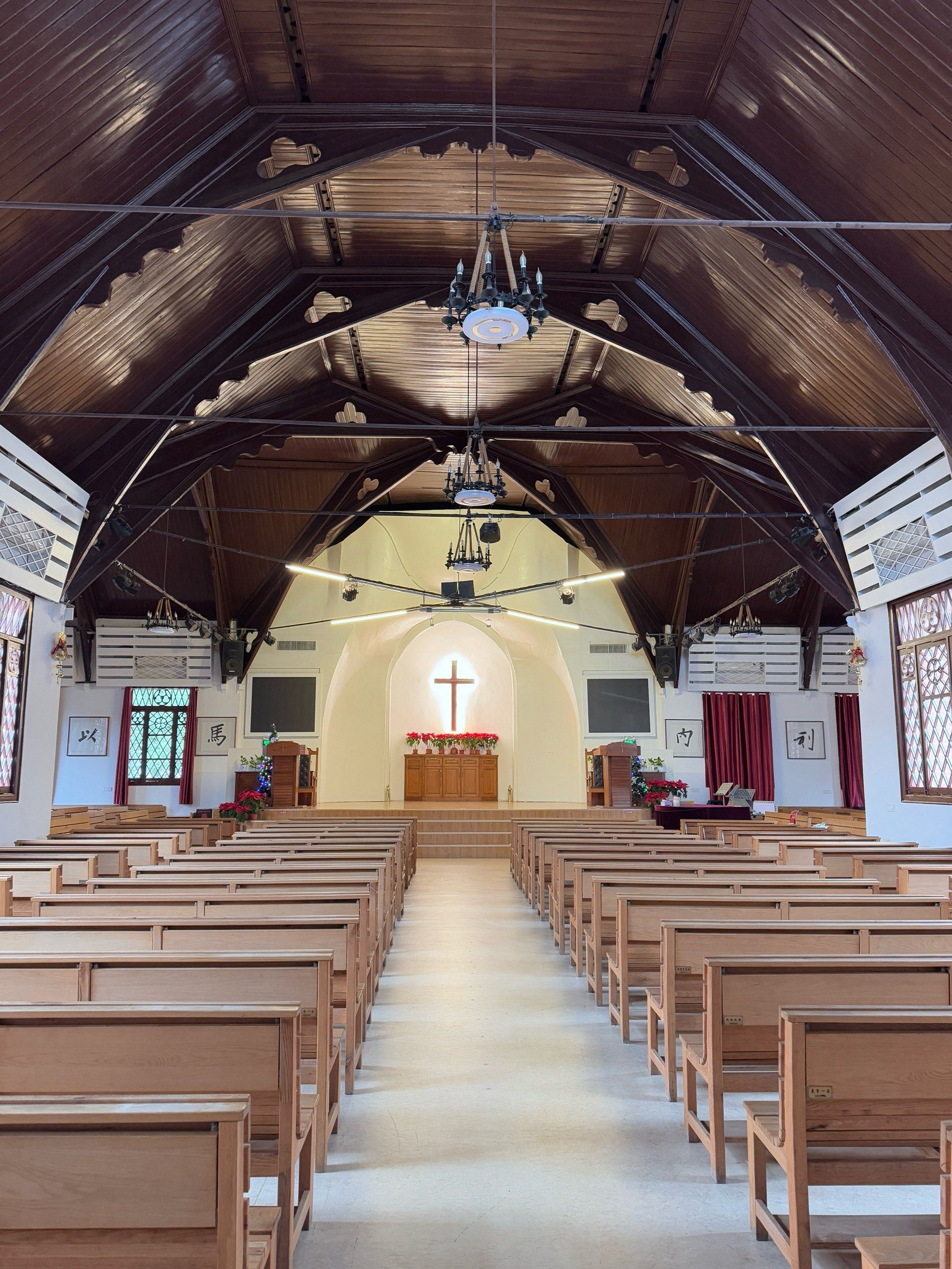 坐落在老城北区的基督教堂⛪️红墙肃穆庄严