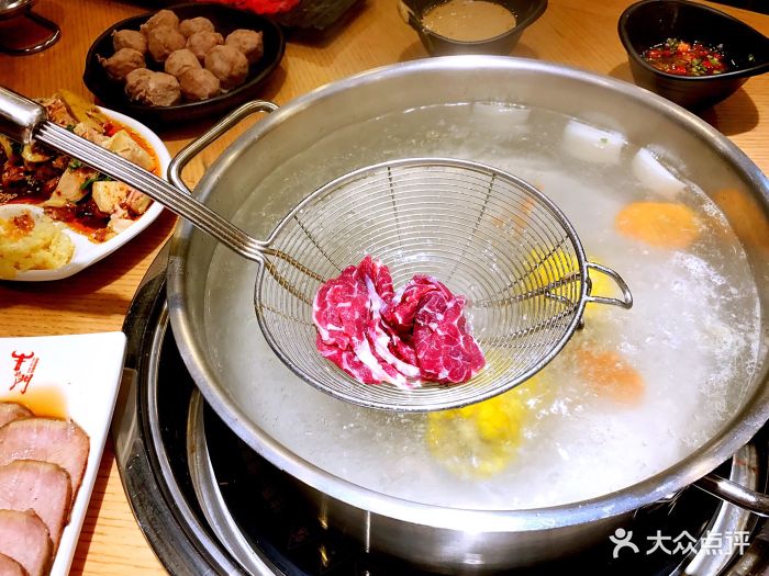 牛的门潮汕鲜牛肉火锅店清汤锅底图片 - 第1张