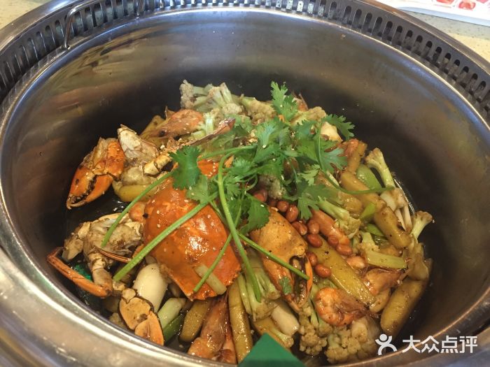 青岛扎啤城迷踪蟹火锅图片