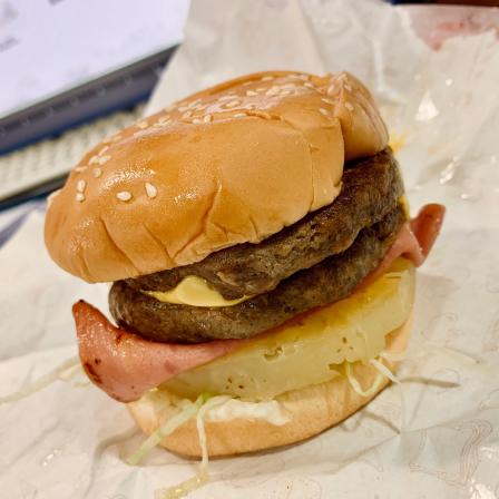 超级满足双层牛肉饼加凤梨片贪心的后果是一口根本咬不下来快比上我半