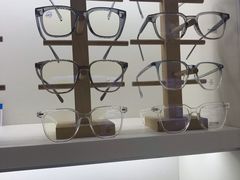 -翰佐蔡司小乐圆·依视路星趣控·暴龙眼镜折扣店