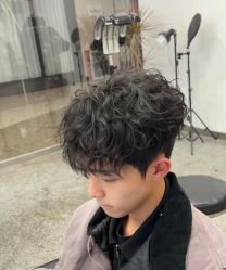-一家只做男发烫染的店