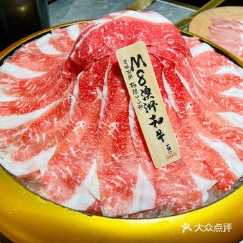 点了营养滋补的花胶锅，以及微甜的寿喜锅，配上无限自助