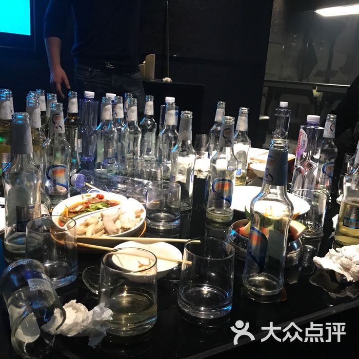 KTV满桌酒瓶子真实图片图片
