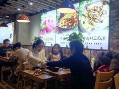 大堂-陆记牛庄·碳锅龙虾烧烤(爱上花园店)