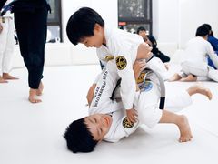 -菠萝格斗巴西柔术训练馆