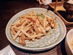 花生芽炒松板肉-卯时·龙光雅宴·精致锡帮菜(惠山古镇店)