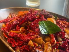 皱皮椒炒牛肝菌-Ameigo梅果·云贵川bistro(长宁来福士店)