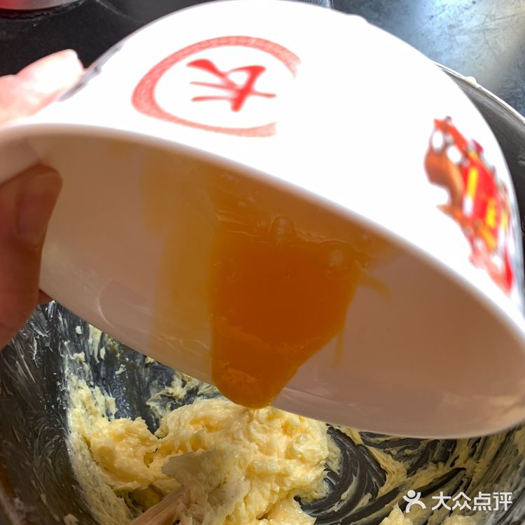 篩入低筋麵粉，奶粉，攪拌. 到沒有麵粉末了，揉成團