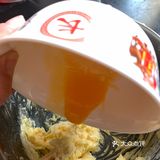篩入低筋麵粉，奶粉，攪拌. 到沒有麵粉末了，揉成團