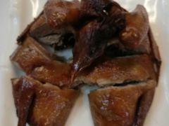 脆皮红烧乳鸽-惠爱餐厅