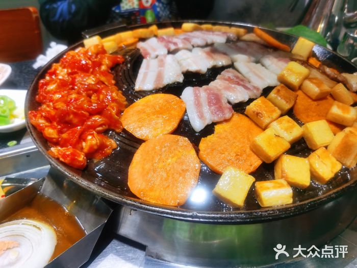 海花锅盖烧烤店烤猪五花肉图片