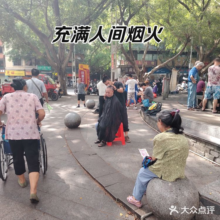 梧州南站打车到冰泉豆浆怡景店，快到这店路的两旁好多美食