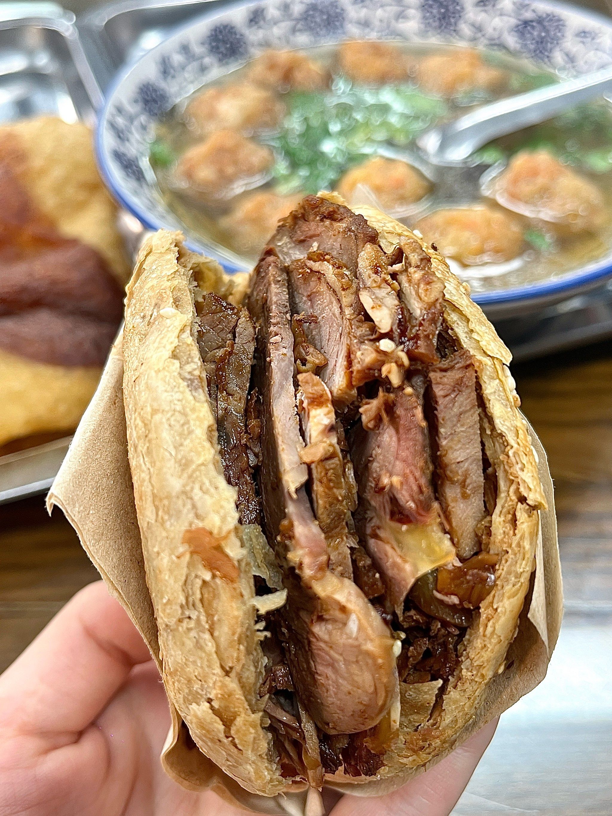 老谢烧饼店的烧饼夹牛肉也好好吃啊,有一丢丢咸但是搭配上素丸子汤