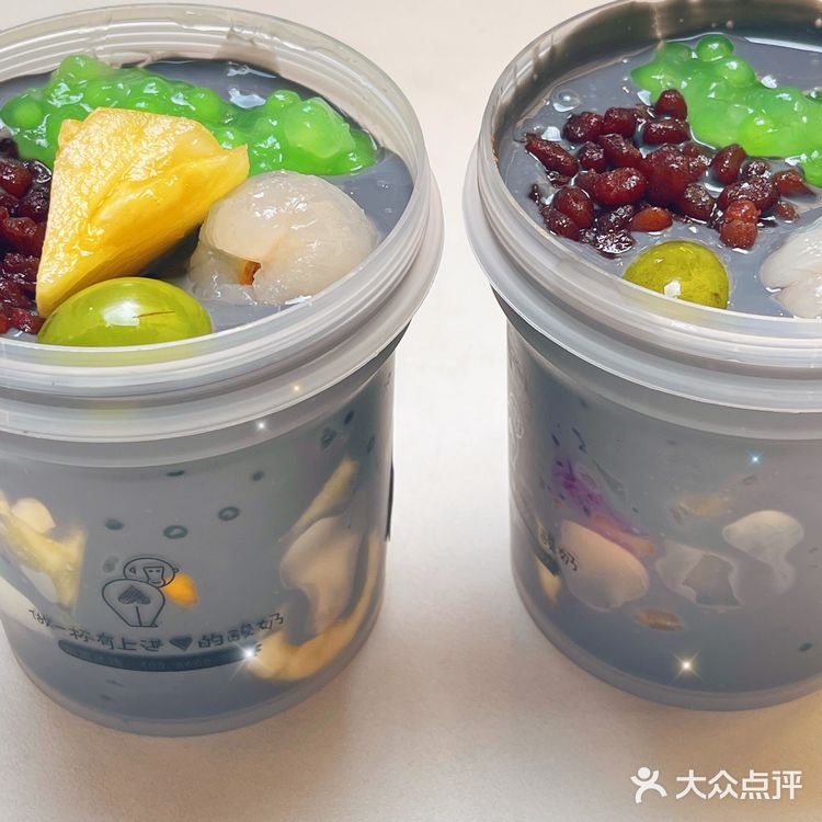 南强街的灰色水泥酸奶水果捞！真不错