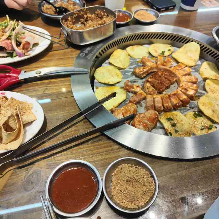 三肥两瘦烤肉(淮北国购广场店)-"[薄荷]环境:国购汉庭酒店旁 装修风格