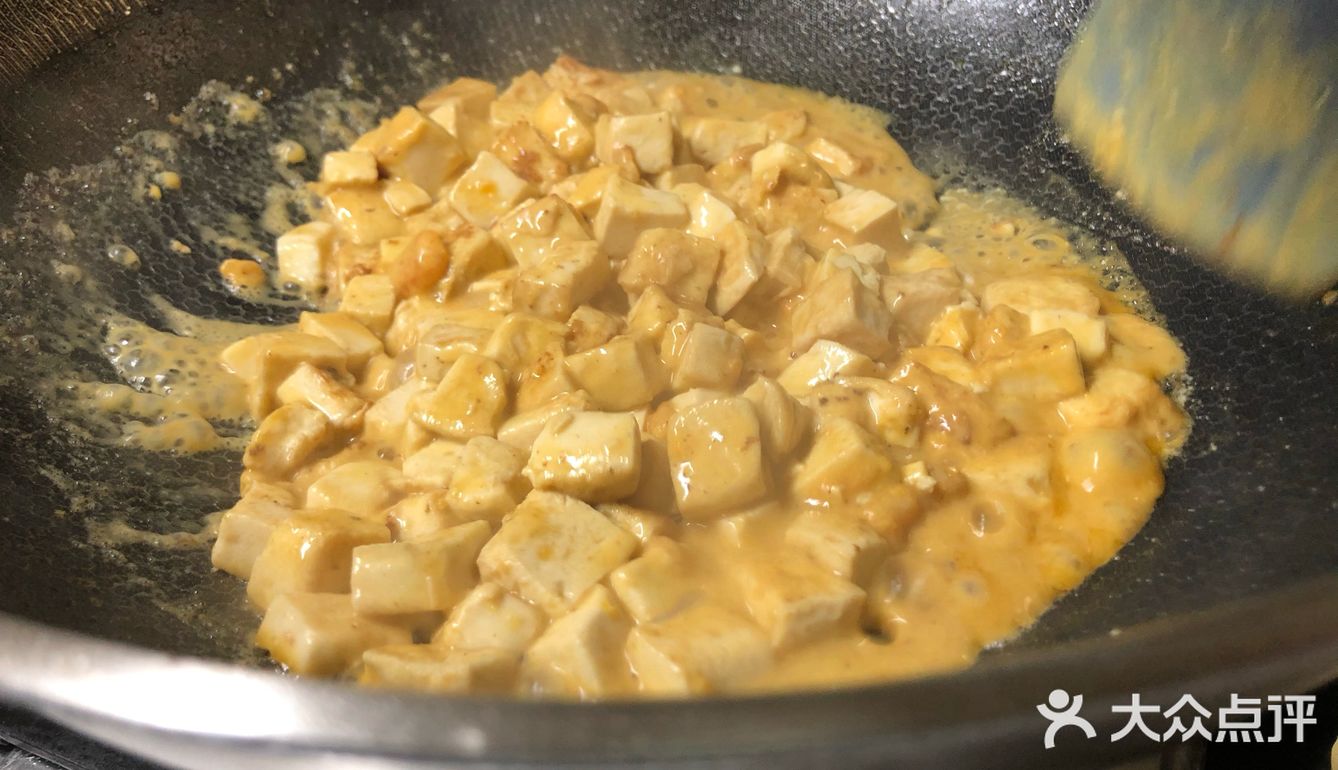 咸蛋黄豆腐，口感虽没蟹黄豆腐鲜美，但也形似。