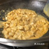 咸蛋黄豆腐，口感虽没蟹黄豆腐鲜美，但也形似。