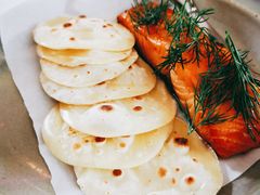 烟熏三文鱼配烤饺子皮和芥末籽酱-BOR Eatery(安福路店)