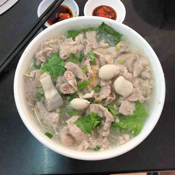 沙头角公众号追过来的,猪杂汤粉肉比粉都多,湿炒牛河是我近年吃过最好