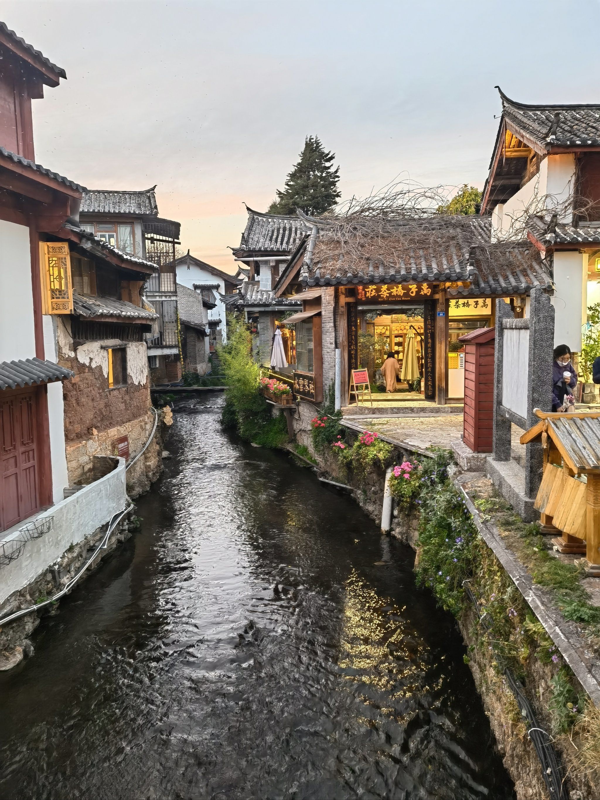 丽江古城又名大研古镇,是丽江三大古镇之首