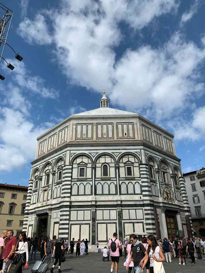 ****是圣若望洗礼堂的东门,也是圣母百花大教堂的一组建筑中的一个