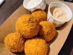 炸手撕猪肉球-瑞食酒馆 La Taverne Suisse
