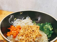 -两勺子一碗口水鸡拌面